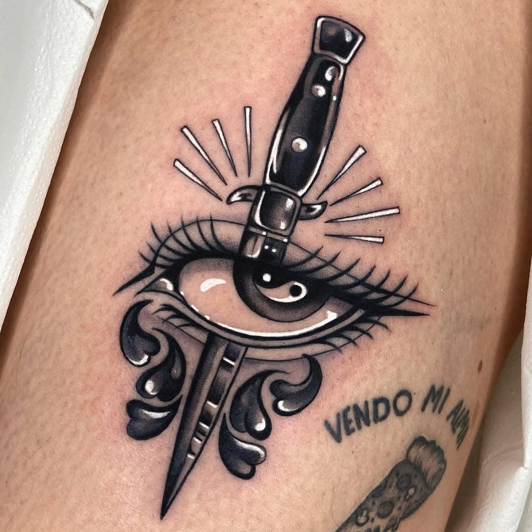 Gracias @oskiprez por elegir este🖤✨ 
Hecho en @blackship.bcn 
•
•
•
•
#skinart_traditional #americanatattoos #besttradtattoos #traditionaltattoo #traditionalarrist #traditionalapparel_co #barcelonatattoo  #radtattoos #tattoo #skinartmag #traditionaltattoospain #blackshipbcn #aalmagro