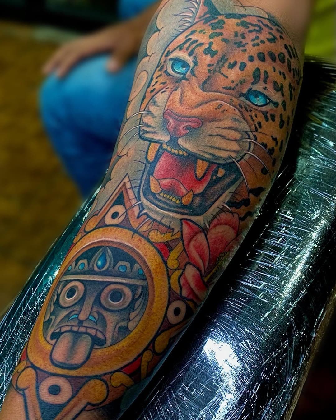 Les dejo este bonito Tonatiuh. Espacios disponibles para tatuar en @equinoccio.upn 🥑 Escríbeme MD. Si te interesa. 🥂🔥 #neotrad #neotraditionaltattoo #neotraditional #tonatiuh #leopard