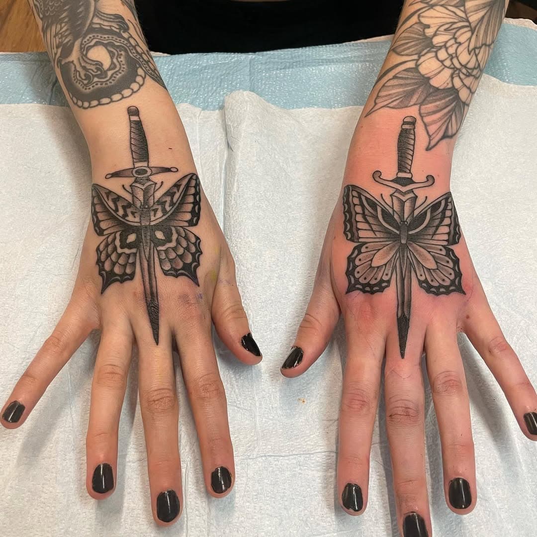 Hannah’s hands! Thanks again  @conscious_cowboy done @highfivetattoo #hamiltontattoo #torontotattoos #highfivetattoo