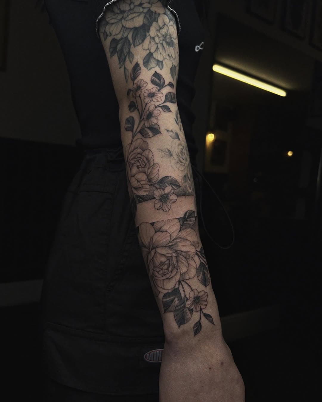 Flowers all day everyday ✨💕 If you would like to book in just DM me or @electricworkshoptattoo ! .
.
.
.
.
.
.
.
.
.
.
.
.
.
.
#tattoo #art #artist #tattooartist #delicate #girly #stippling #linework