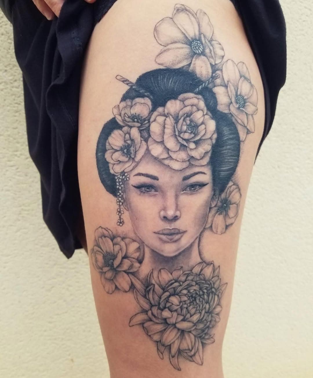 La geisha de Maud ornée de magnolias.

#geishatattoo #tattoogeisha #floraltattoo #tattooflower #tattoofloral #tatouagefleur #besttattoos #bordeauxmaville #bordeauxtattoo #tattoooftheday #finelinetattoo @killerinktattoo