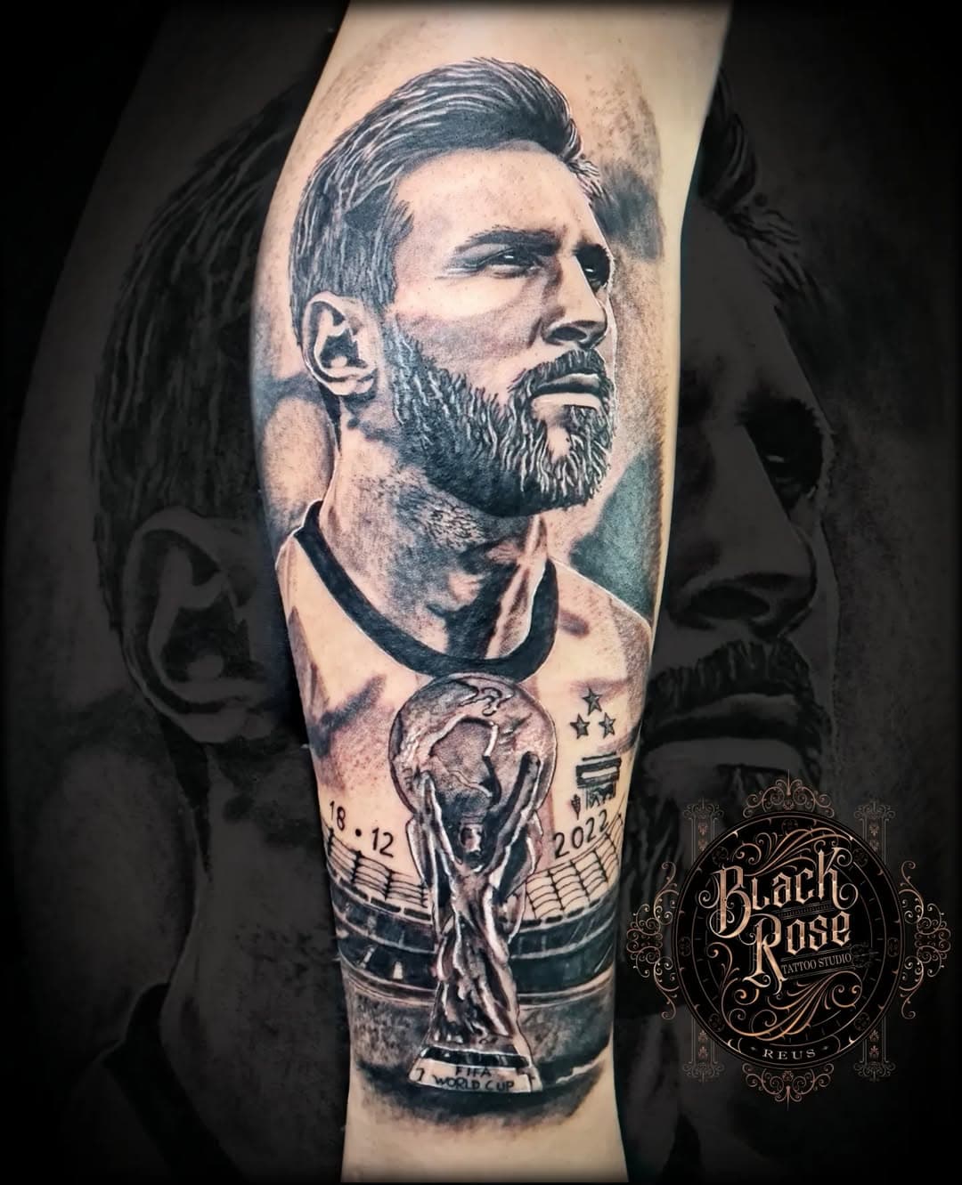 Messi tattoo para @juli_presti , un honor hacerte tu primer tatuaje y un honor hacer a este grande!

stencil: @tattooproton 

#tattoo #tattoos #tatuajes #blackandgreytattoos #blacktattoos #realismtattoo #messi #lionelmessi #messitattoo #tattoomessi #worldcup2022 #footballtattoo #tattoorealismo #portraittattoo #tattoostudio #tattoospain #champions #tattoowork #tattoosformen