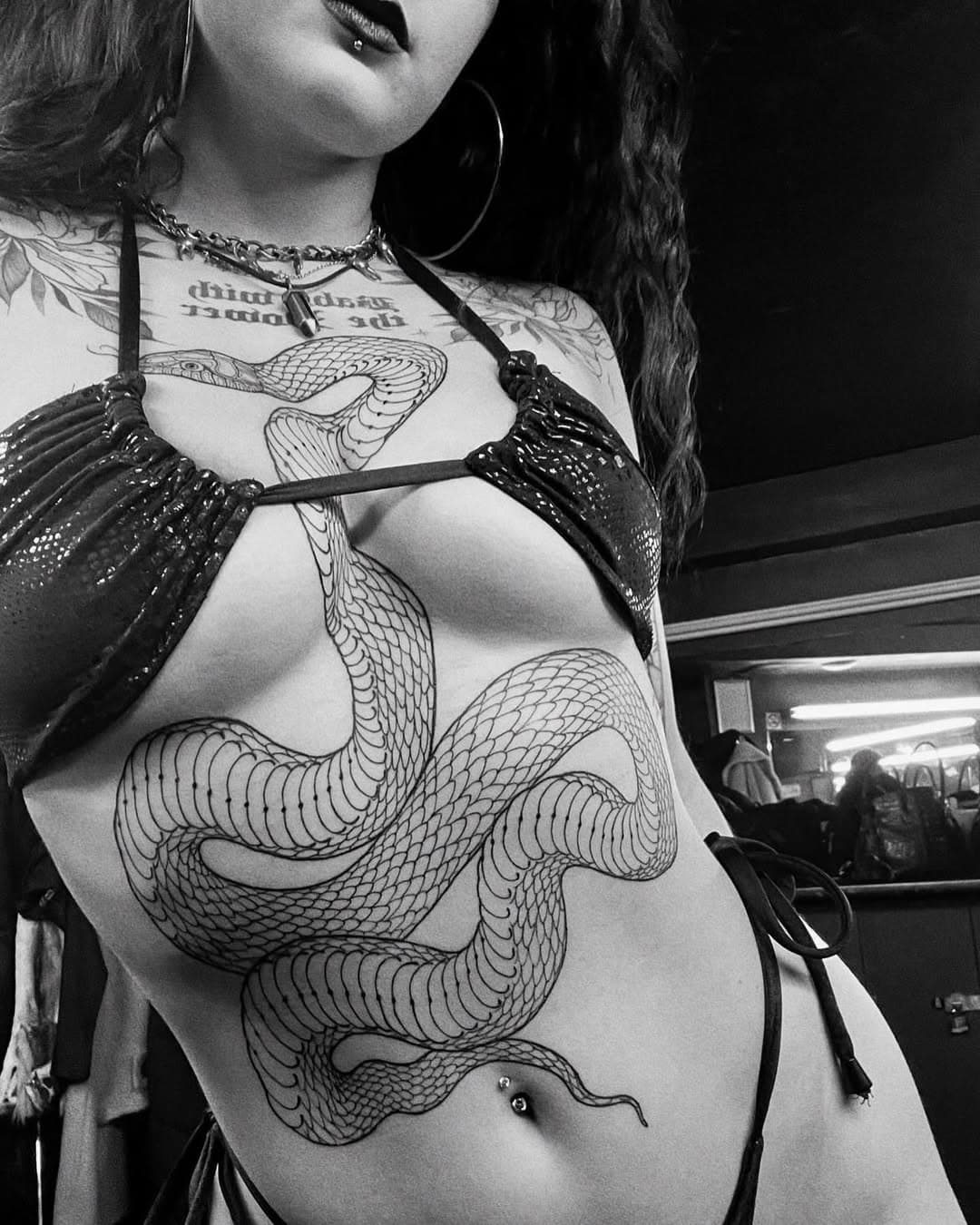 When your customers were made to wear your tattoos 👌🏻 @myafudge  @blindtigertattoo @gabrielalastratattoos #motherofsnakes #tattoo #gabrielalastra #blindtiger #blindtigertattoo #bttc #newcastle 

#btattooing #blackworkerssubmission #blackworkers #BLACKTATTOOMAG #blackworkartist #darkartist #blackwork #darkartists #blxckink #iblackwork #black #blacktattooart #onlythedarkest #theartoftattoos #blackdotsubmit The #dailydotwork #omfgeometry