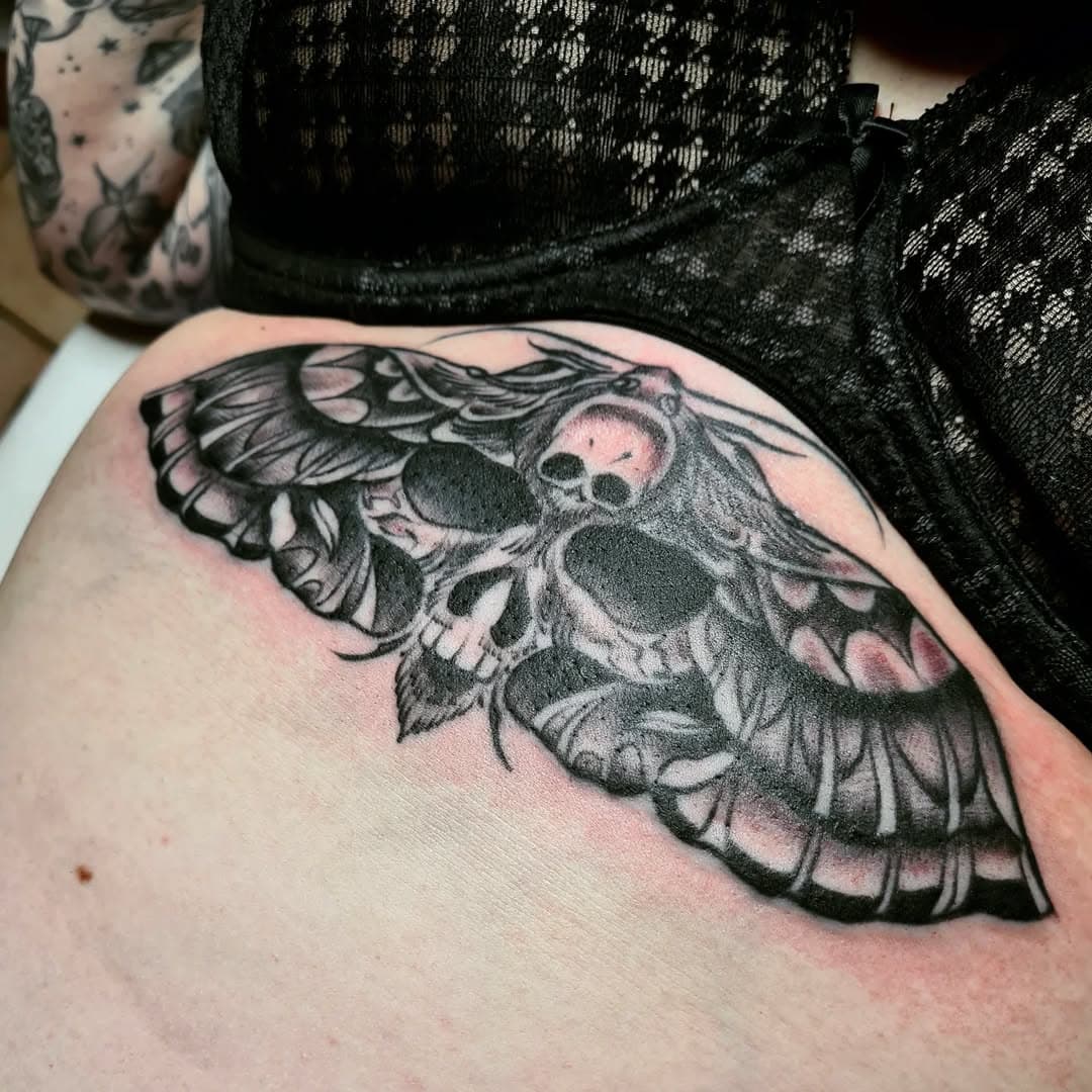 #tattoostudiosiwak #tattoolife #tattoobabes #tattooedgirls #tattoomagdeburg #magdeburg #moth #mothtattoo #skull #blackandgreytattoo #underboob #siwak #girlswithtattoos #tattoooftheday #picoftheday #inkedgirls #inkedbabes #ink #magicmoontattooneedles #tattooart