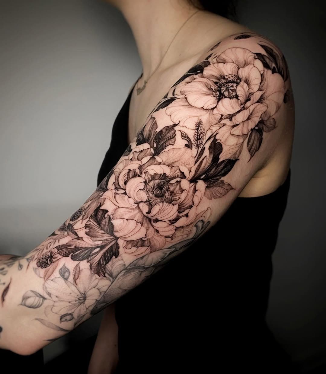 For Cheyenne 🌸🌸 @rockthecoasttattoo 🇩🇪🇩🇪 @smok.kolektyw 🇵🇱🇵🇱 

#fineline #tattoo #ink #flowers #flowertattoo #inkstagram #ink #kiel #gdansk #btattooing #blackwork #blacktatts #gdynia #tattoohamburg