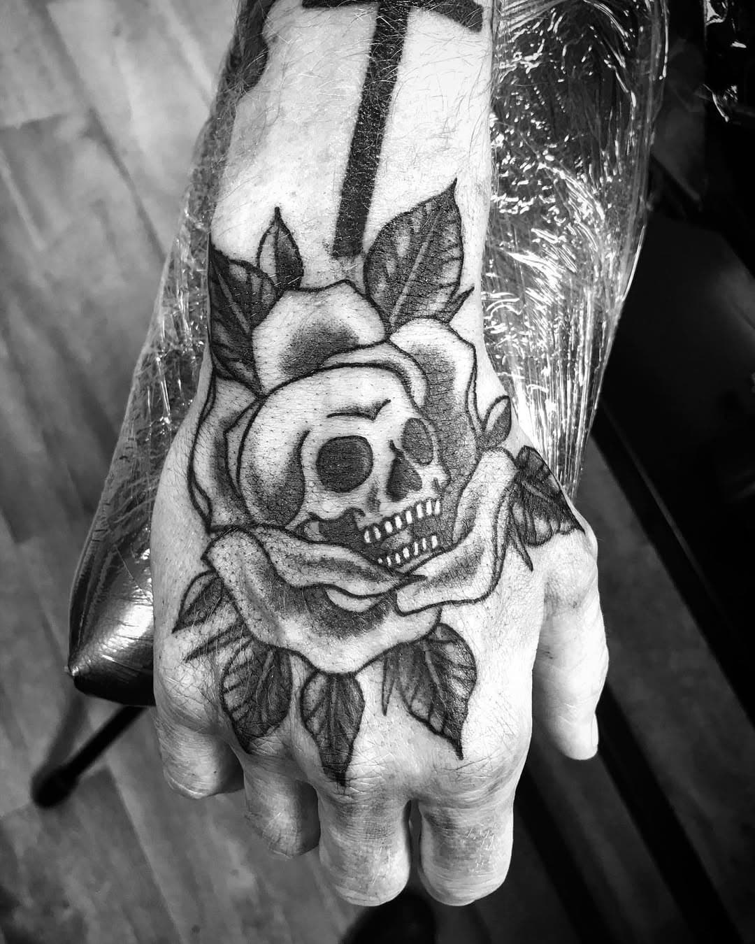 Einen lieben Dank an meinen Stammkunden Thorsten! Es ist mir immer wieder eine Freude!
#tattoo #oldschooltattoo #oldschool #skulltattoo #skull #skullandrosetattoo #bremen #brementattoo