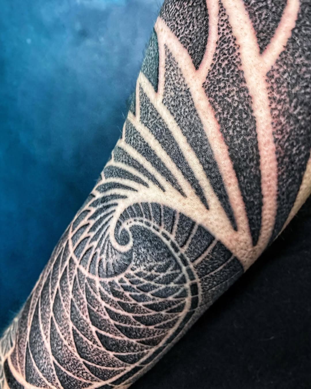 Close up.. partly healed partly fresh.. spiral tattoos are a firm favourite, I will never be mad about a spiral request keep ‘em coming! 🌀 #spiraltattoo #dotwork #dotworkers #dotworktattoo #geometric #geometrictattoo #blackwork #blackworktattoo #sleevetattoo