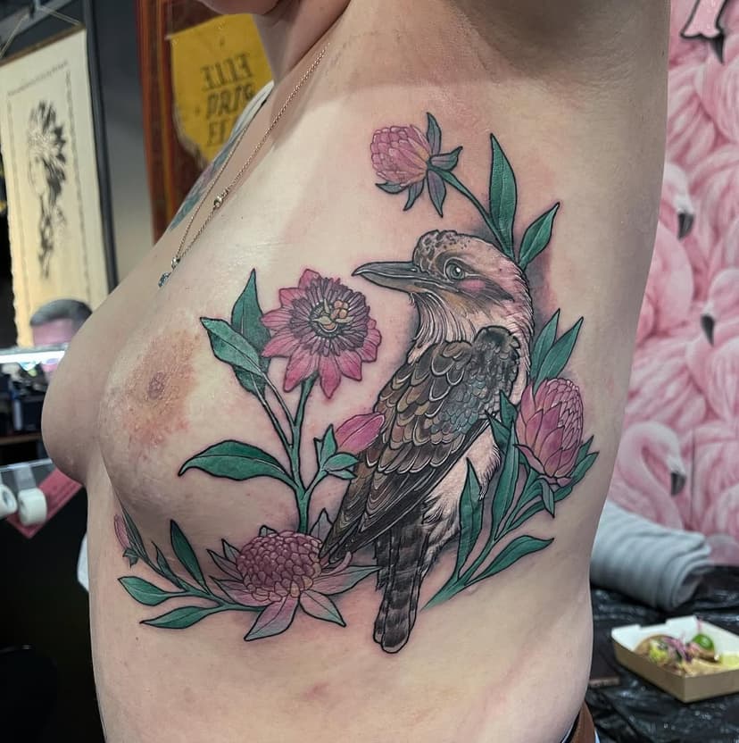 Had the absolute best day at @lilletattooconvention with @marinettecake covering the last of her scars with a kookaburra and some Australian flowers! Thank you for sitting so well and for all the English treats! 💖 Next to a beautifully healed nipple tattoo by @tanyabuxton 
-
#mastectomytattoo #tatouage #tatouagemagazine #bordeauxtattoo #tatouage #tattoocover #coveruptattoo #bordeauxbirdlady #kookaburra #neotradeu @soeursdencre @neotraditionaleurope @totaltattoo @tatoueurstatouagesfrance @tatouagemagazine