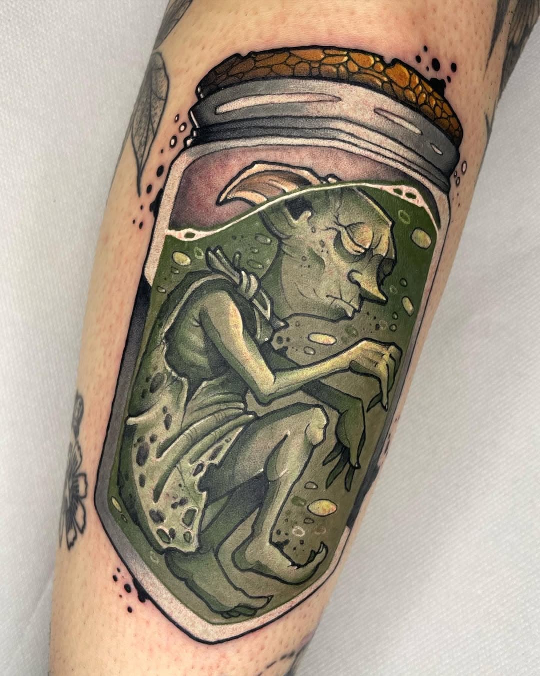 ⚡️Dobby⚡️
Done with @bishoprotary Wands
💥ProTeam : @barbernorthstar @barber_dts @eternalink @criticaltattoosupply @tatsoul @hornetarttattoosupply 
-
#tattoo #tatouage #harrypotter #hogwarts #hogwartstattoo #hogwartslegacy #pottertattoo #potterhead #neotradeu #neotraditional #neotraditionaltattoo #wizardingworld #dobby #houseelf #bottletattoo #labarbetattoo #salehistoire
-
@neotraditionaleurope @neotraditional.france @neotraditionalspain @worldofneotrad @hogwartstattoo @hogwartslegacy @disney_and_potter_tattoo @mugglenet