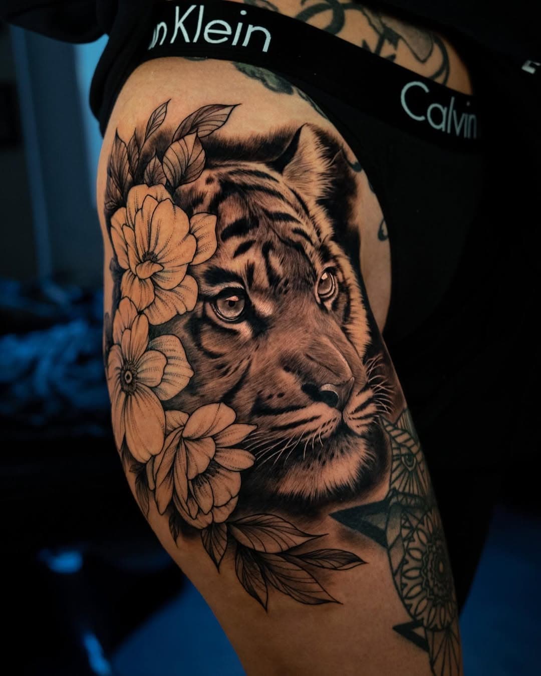 Tiger and some flowers 🌺 

By @simongrill_tattoo 

#inkstagram #tattooing #tattooart #tattoolife #tattooidea #schwandorf #amberg #regensburg #iamink #inkbooster #kwadron  #tattoo #linetattoo #lineworktattoo #tigertattoo #animaltattoo #realistictattoo #realismtattoo