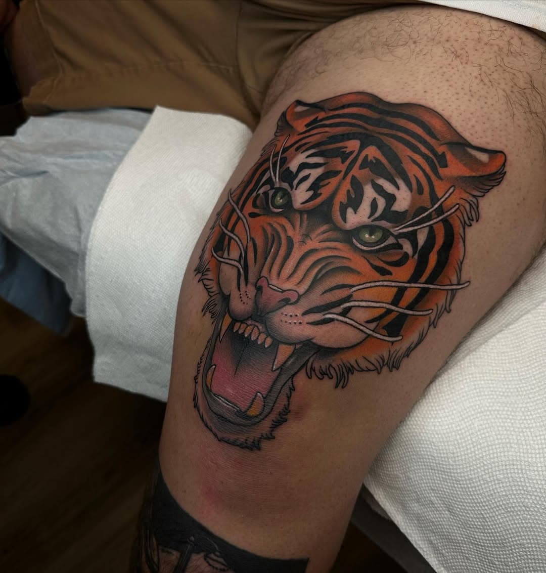 Hard to get a good shot of this one but had a ton of fun doing this one shot knee tiger! Thanks so much Jeremy for the trust! If you wanna book shoot me an email at alicattattoos@gmail.com

#tattoo #tattoos #waco #wacotexas #texastattoo #wacotattoo #wacotattoos #austintattoo #dallastattoo #tigertattoo #neotraditionaltattoo #neotraditional @spellbound.waco