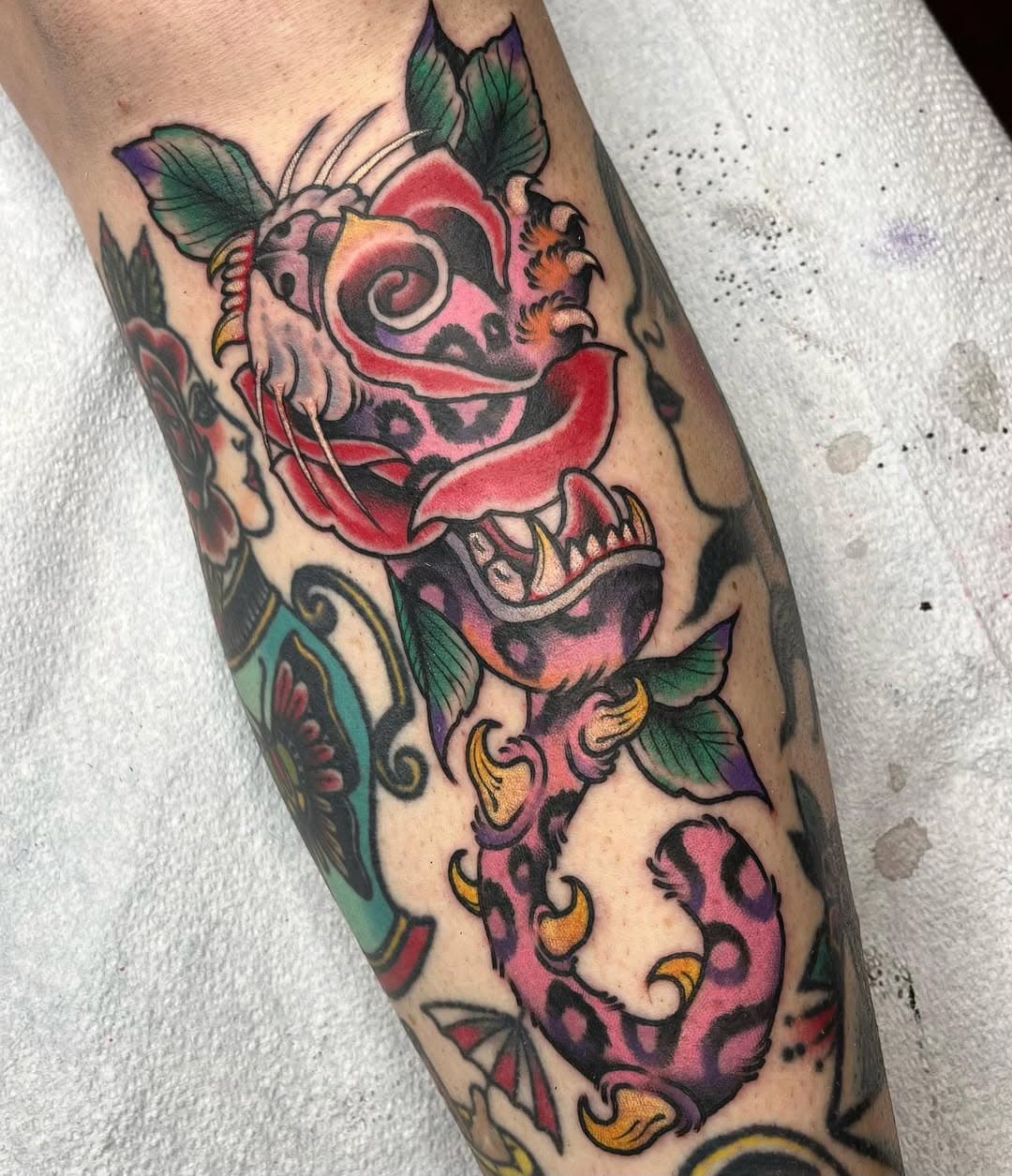 @lezleelou’s Valentine’s Day morph rose. Wouldn’t be mad at more of these.
•
•
•

#ricestreettattoo #carsoncitytattoo #carsoncitynevada #tattoo #tattooartist #rosetattoo #tigertattoo #panthertattoo #traditionaltattoo #tradworkers