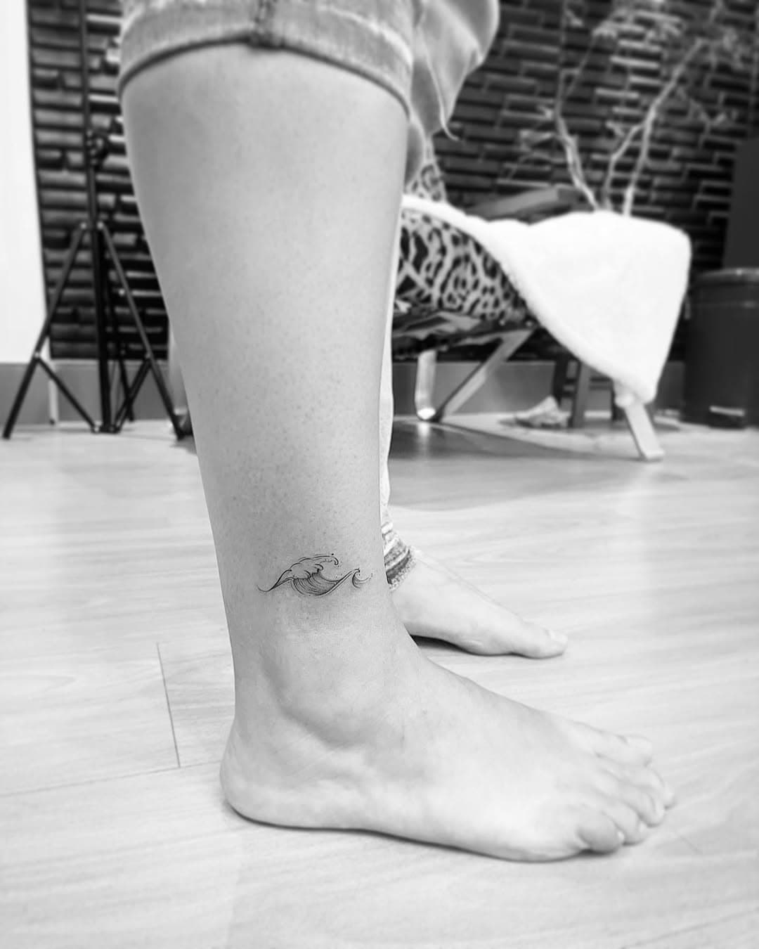 Primeira tatuagem da minha amiga @priscilla_queiroz_ 🌊
Estou muito feliz de participar de um momento tão único na sua vida! Sei que está passando por milhões de transformações e essa tatuagem representa muito nesse momento!
Obrigada por sempre ter cuidado do meu Prikito e agora de mim também.
Você é uma amiga de ouro, PRI!
Te amo charreteira 💙