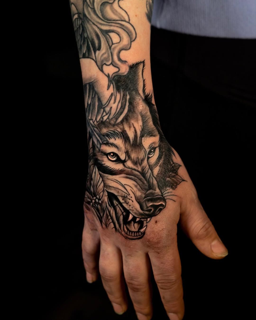 🐺 By @simongrill_tattoo 

#inkstagram #tattooing #tattooart #tattoolife #tattooidea #schwandorf #amberg #regensburg #iamink #inkbooster #kwadron  #neotraditional #neotraditionaltattoo #neotrad #neotraditionaleurope #handtattoo #inkedgirl #inklife #tattooideas