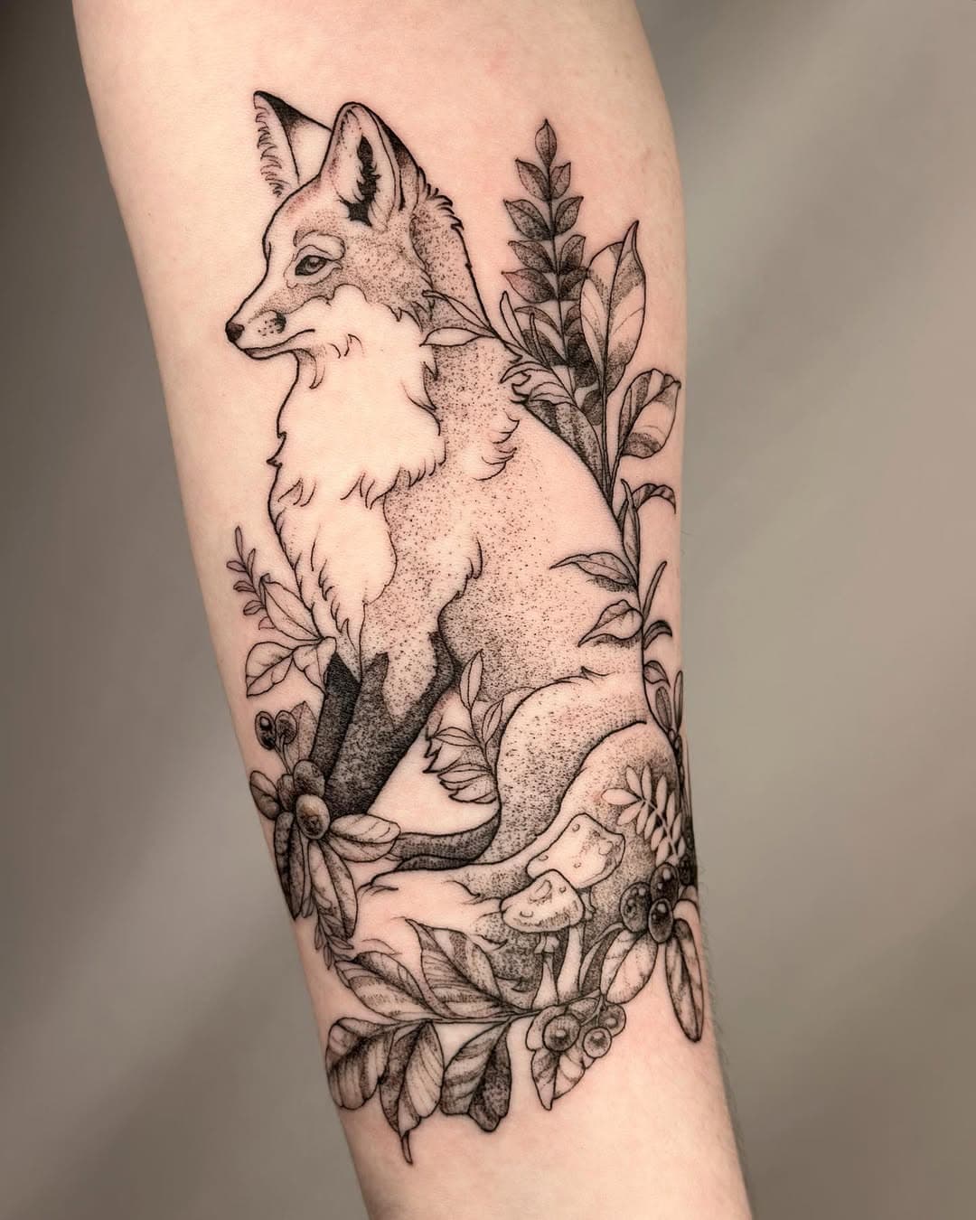 tb to this little fox i did some weeks ago🌿
.
.
.
.
#foxtattoo #animallovers #animaltattoo #wildlifetattoo #fox #illustrativetattoo #blackworktattoo #dotworktattoo #dorwork #fineline #finelinetattoo #femaletattooartist #ecotattooing  #trondheimtattoo #vegantattoo #naturelovers #naturetattoo #lingonberry #norwegiantattooers #norwegiantats