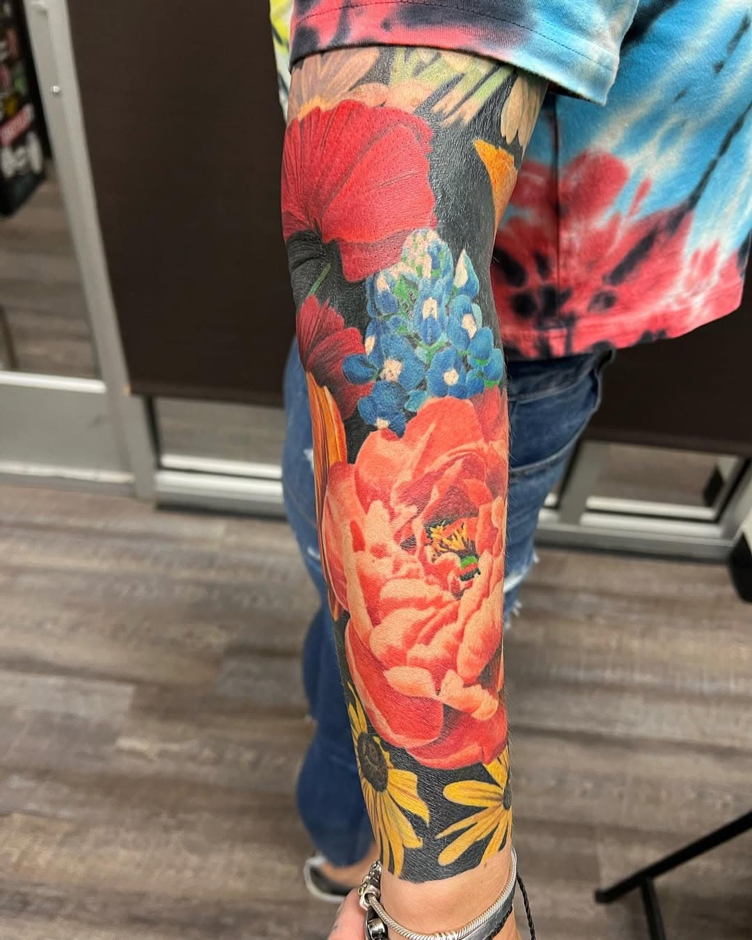 I stopped doing realistic color flowers for a long time. Now I have a new approach and have enjoyed doing them again. 🤙🏼 Thanks for your trust Lacy. Now use sunscreen. SPF Blanket. 😂