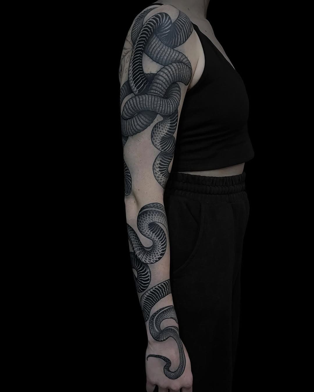 All healed, all-time-favourite 🐍-rope-sleeve 🖤 • Really like the negative space on this one, but it only was the first stop in the journey of this tattoo 🤗 • Swipe for all the different angles 👀👉⠀⠀⠀ ⠀⠀⠀⠀⠀⠀ ⠀⠀⠀⠀⠀⠀⠀⠀⠀
. 
Booking & information: tattoos@danielasagel.com 💌 ⠀⠀⠀⠀⠀⠀⠀⠀
⠀ ⠀⠀⠀⠀⠀⠀⠀⠀⠀
.
#snaketattoo #serpenttattoo #hebi #danielasagel #danielasageltattoo #ttt #snakerope #snakeropetattoo #ropesnake #sleeve #fullsleeve #sleevetattoo