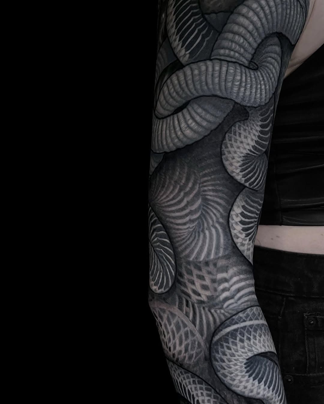 Detail • We finished this sleeve at the amazing @tattooplanetarium in Paris - some parts two days old, some healed • Swipe to see all different angles and more details 👀🐍⠀⠀⠀ ⠀⠀⠀⠀⠀⠀ ⠀⠀⠀⠀⠀⠀⠀⠀⠀
. 
I would looove to do more like this! 🤗 Hit me up: tattoos@danielasagel.com 💌 ⠀⠀⠀⠀⠀⠀⠀⠀
⠀ ⠀⠀⠀⠀⠀⠀⠀⠀⠀
.
#snaketattoo #serpenttattoo #hebi #danielasagel #danielasageltattoo #ttt #snakerope #snakes #serpents #snakebodies #snakebackground #snakeropetattoo #ropesnake #sleeve #fullsleeve #sleevetattoo