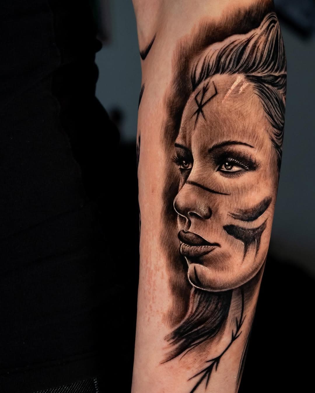 ⚔️🛡️By @simongrill_tattoo 

#tattooartist #ink #inkedgirl #nordicmythology  #tattooideas #tattooing #inked #schwandorf #amberg #regensburg #girlswithtattoos #tattoodesign #tattoolife #tattooist #inkedpeople #tattooed #realistictattoo #vikingtattoo #lagerthatattoo #lagertha #nordictattoo #portraittattoo