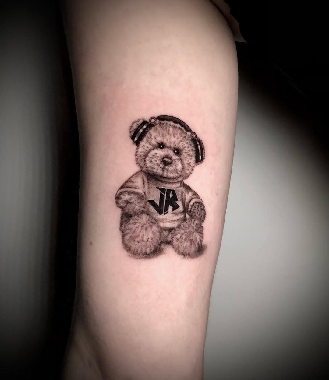 Soraya quería un osito de peluche que representara a su amigo,que es DJ, así que le pusimos unos cascos y una camiseta con su logo y este fue el resultado… Que te parece? 🫶🏽

#tattoo #tatt #tattooed #art #artgallery #tatuajes #tatuaje #tatuagem #tatuaggio #tatuagemfeminina #inked #ink #kwadron #spektraxion #dynamic