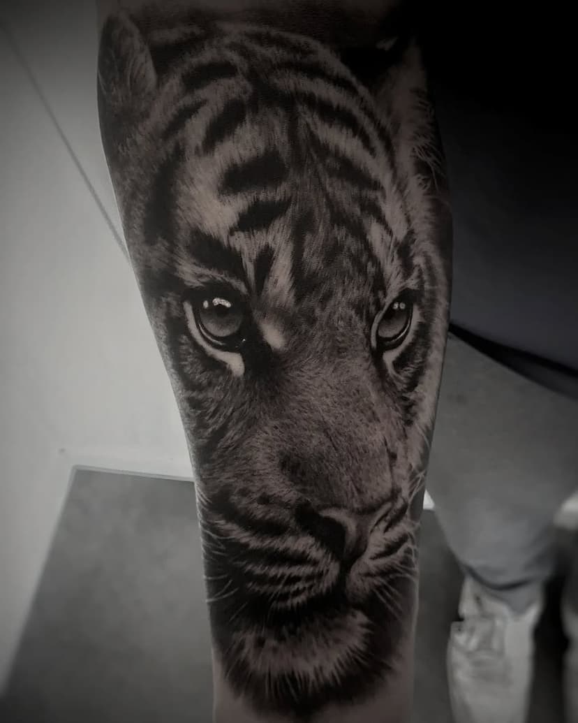 @divineinknorway #divineinknorway #tattooistartmag #tattoomania #tattooedbodyart #tattoo #inkedmag #instagood #myworldofink #tigertattoo #higheelandice #bodø