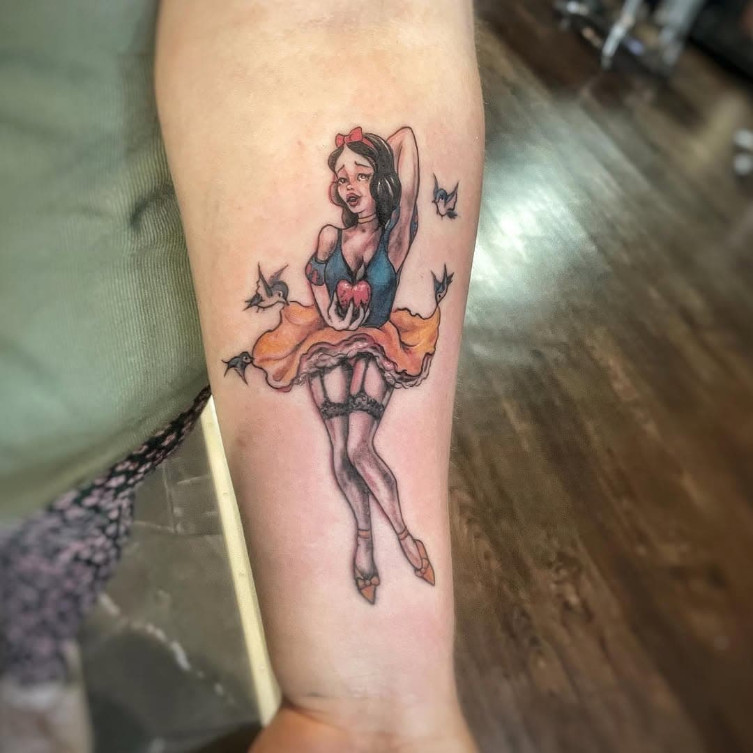 Fun little Snow White pinup #snowwhite #kelseyfordetattoos #phantomhandtattoo #rhodeislandtattooer #ladytattooer #pinup