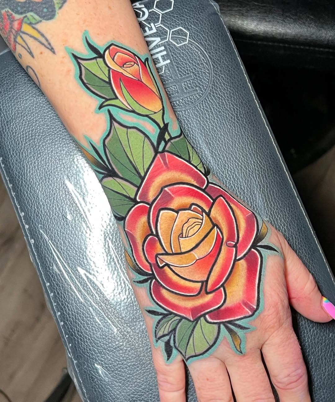 Tattooing a hand is always special to me. So when Jen asked me to make a rose opposite of the the amazing @jayjoree, I was beyond honored. Thanks for being mad cool and sitting like a rock Jen! Happy Monday y’all✌️