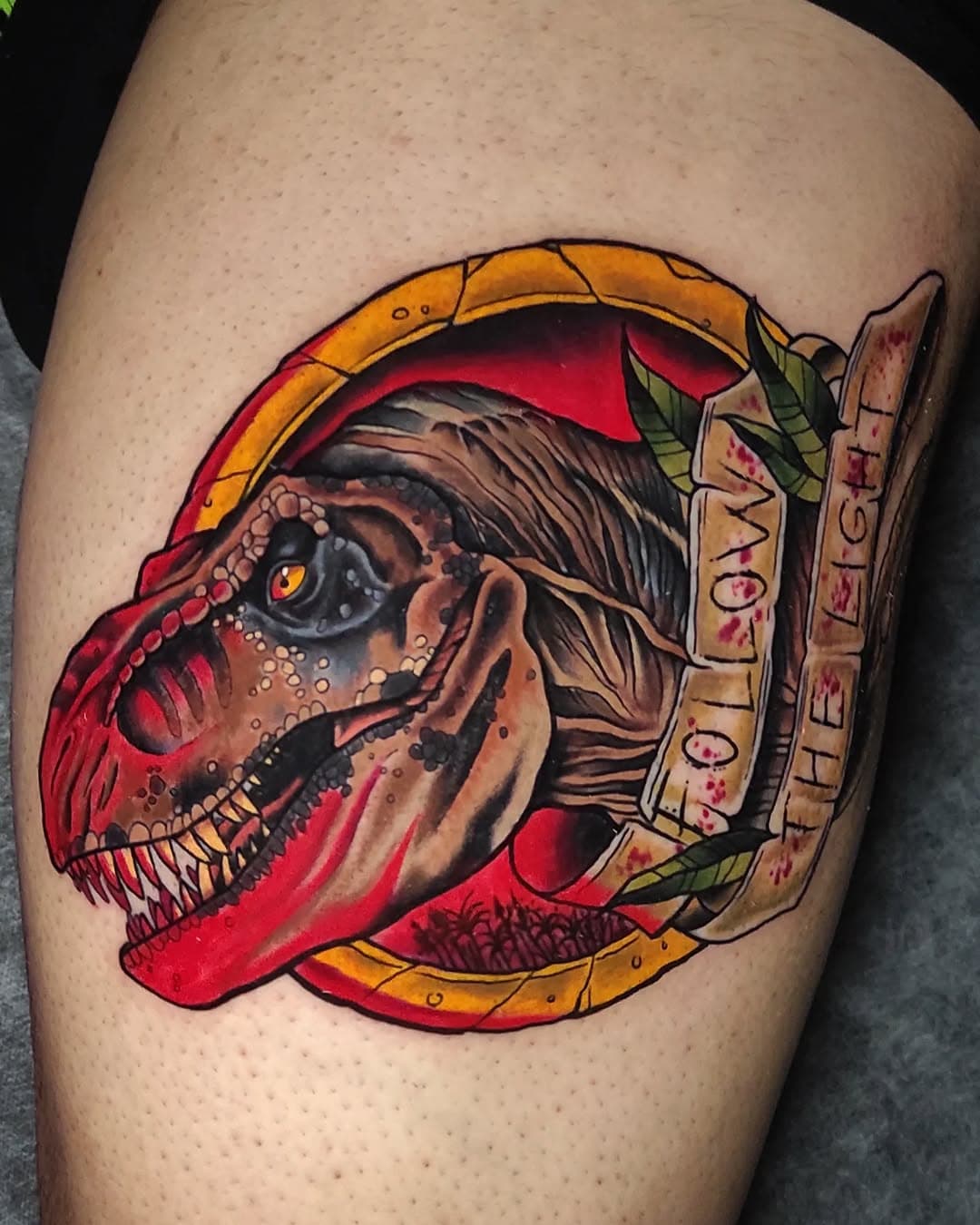 ⭕FOLLOW THE LIGHT⭕

Tyranosaurus Rex inspirado en la mítica escena cuando el dr.Grant saca la bengala para que el bicho no se coma a los putos niños, Tiny apaga la luz mendrugo!

Hecho en @estigma_tattoo 
Gracias Alejandro por pedirme uno de mis diseños y por venir desde Cádiz 🙏🙏🙏

#tattoo #tattooed #ink #inked #trex #jurassicpark #tiranosaurio #rex #tyrannosaurusrex #jp #jurassicworld #stevenspilberg #drgrant #dinosaurs #neotraditionaltattoo #tattoosnob #vkonan