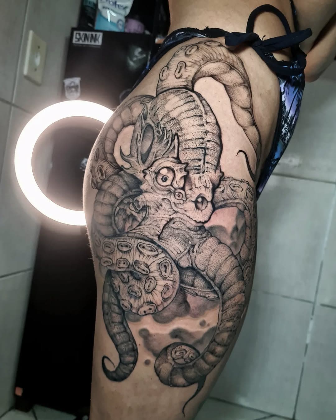 Polvo Mutante Autoral blackwork! Muito obrigado pela confiança @di_rosah agora tá como? Só na biscoitagem kkkkk'🔥
•
Para orçamentos chama no direct ou WhatsApp 99421-6293 
•
#killtattoo #darkart #blackworktattoo #blackwork #blackworkillustrations #octopus #octopustattoo #tatuagens #tattoo #tattoos #tatuagem #tattooideas #tattooideas #tattooart #art #arte #autoral #aguaslindas