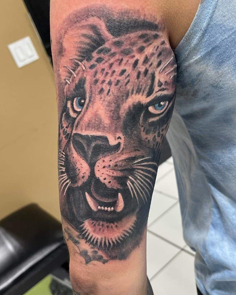 Fun cheetah done by @bradybuckmantattoo recently. He always looking to do more of the big cats, call to schedule your  appointment #greenbaytattoo #wildlifetattoo #bigcat #artrageousink #witattooers #blackandgreytattoos