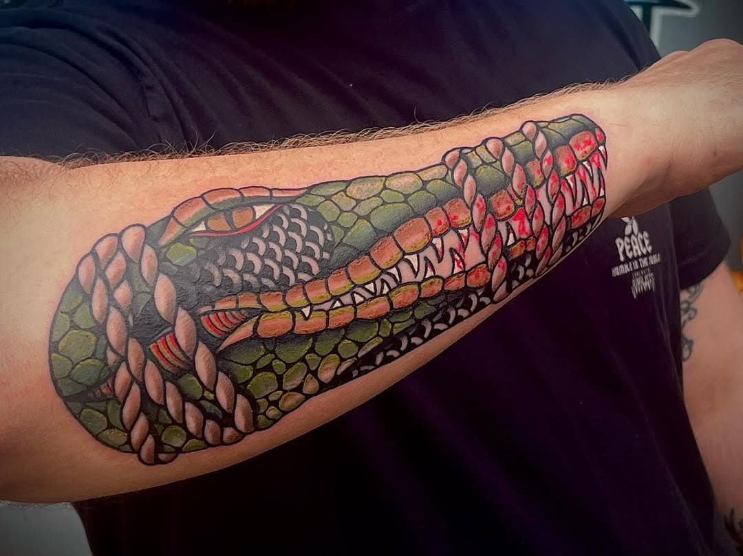 Croc head for @sam.butler93 cheers mate, had a mint time doing this 🐊 

⛓️ @chromepanther_customtattoos ⛓️

Sponsored by
@atlascartridges 
@starrtattoosupplies 

#tattoo #tattoos #tattooartist #trad #tradtattoo #traditionaltattoo #oldschooltattoo #ink #inked #traditionalart #traditional #traditionaltattoos #colourtattoo