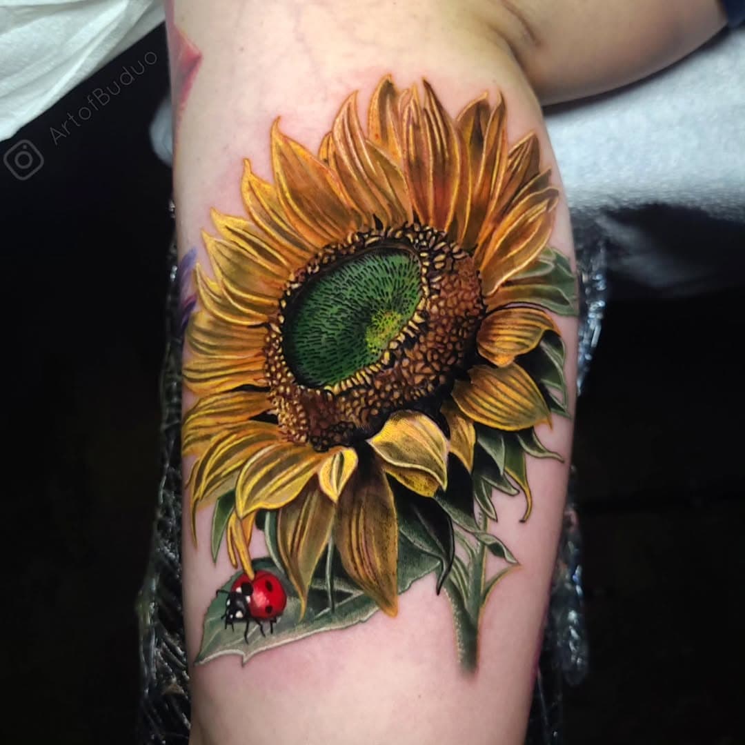 We added this #sunflower to the inner bicep of the same arm that we just did the pink poppy on. 
Tattooing sunflowers is a blast. 
What's your favorite flower?

#Flowers #floral #floraltattoo #flowertattoo