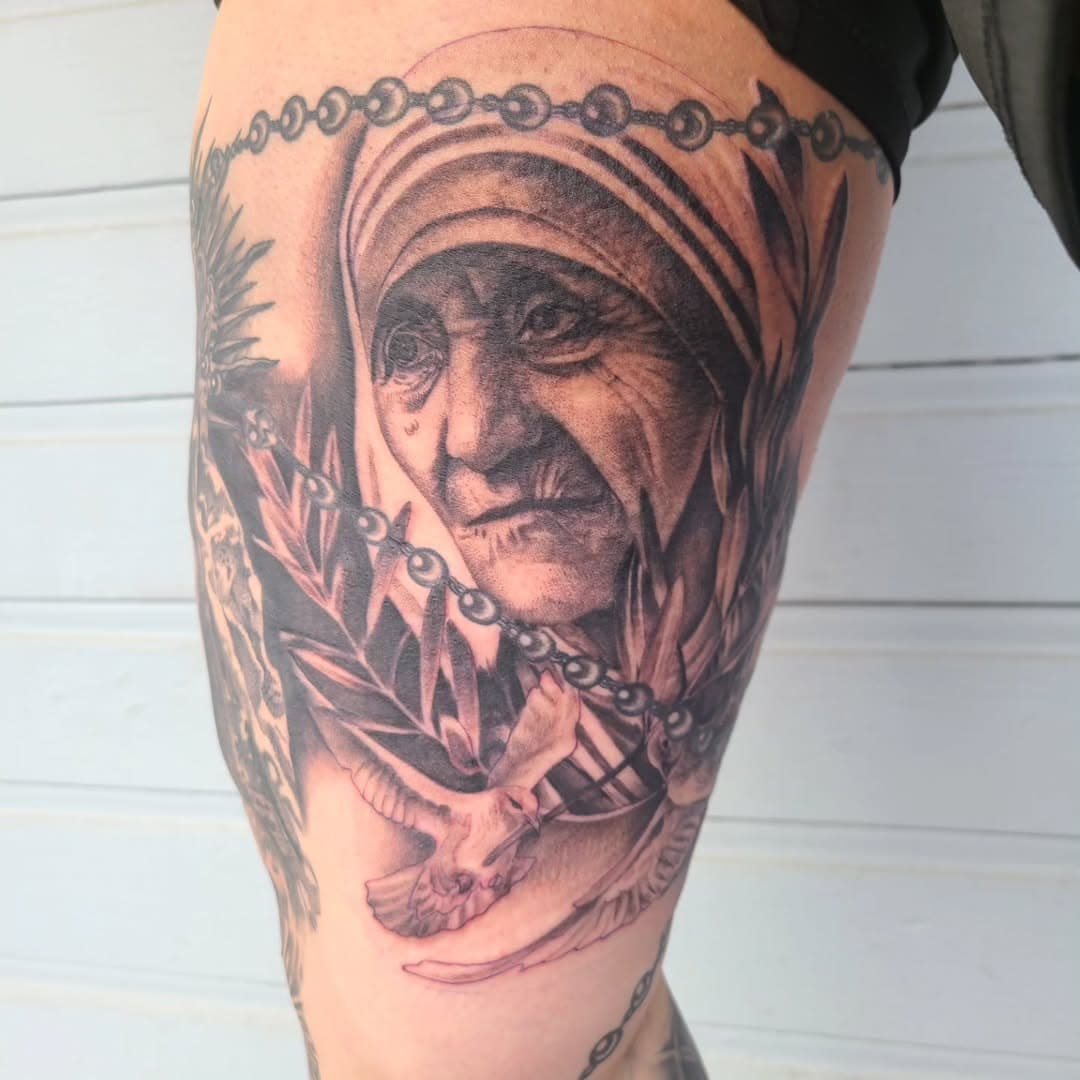 Mother Teresa addition to this biblical themed leg sleeve I started! We are getting this done one chunk at a time. 

#motherteresa #blackandgreytattoo #blackandgreyrealism #portaittattoo #praisejesus #hailsatan #lovelandcolorado #lovelandtattooartist #coloradotattooartist #denvercolorado #