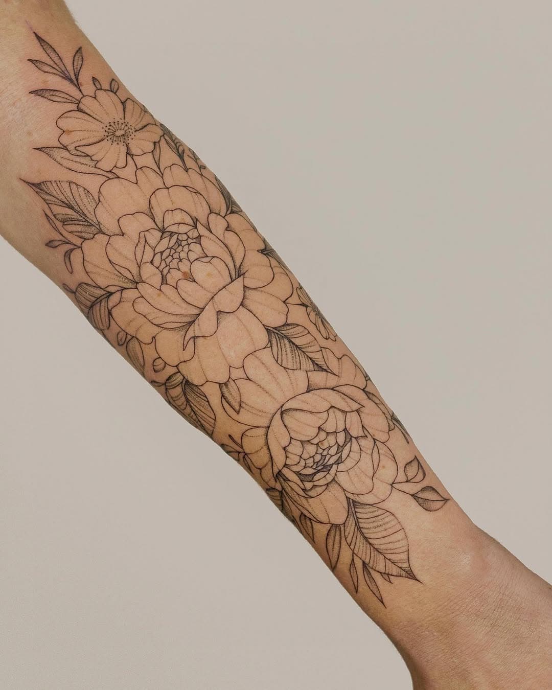 f l o r a l 🌼

#floraltattoo #flowertattoo #finelineflowers #finelinefloral #finelinefloraltattoo #finelinetattoo #singleneedletattoo #blumentattoo #tattoobayreuth #floralbouquet #floralbouquettattoo #tattoobayreuth #tattoonürnberg #tattooweiden #tattoopegnitz #armtattoo #underarmtattoo #peonytattoo #peonytattoos #wildflowertattoo #wildflowertattoos