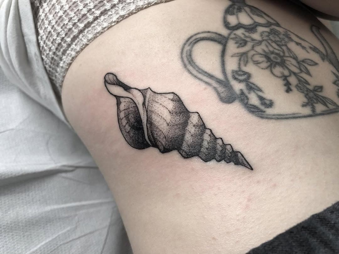 Thank you Julie🌿
✏️Appointments available.
Please send me an e-mail describing your idea📩
.
.

-----------
.
#tattoo #tattoos  #ink #inked #illustration #tattooartist #berlin #tattooing