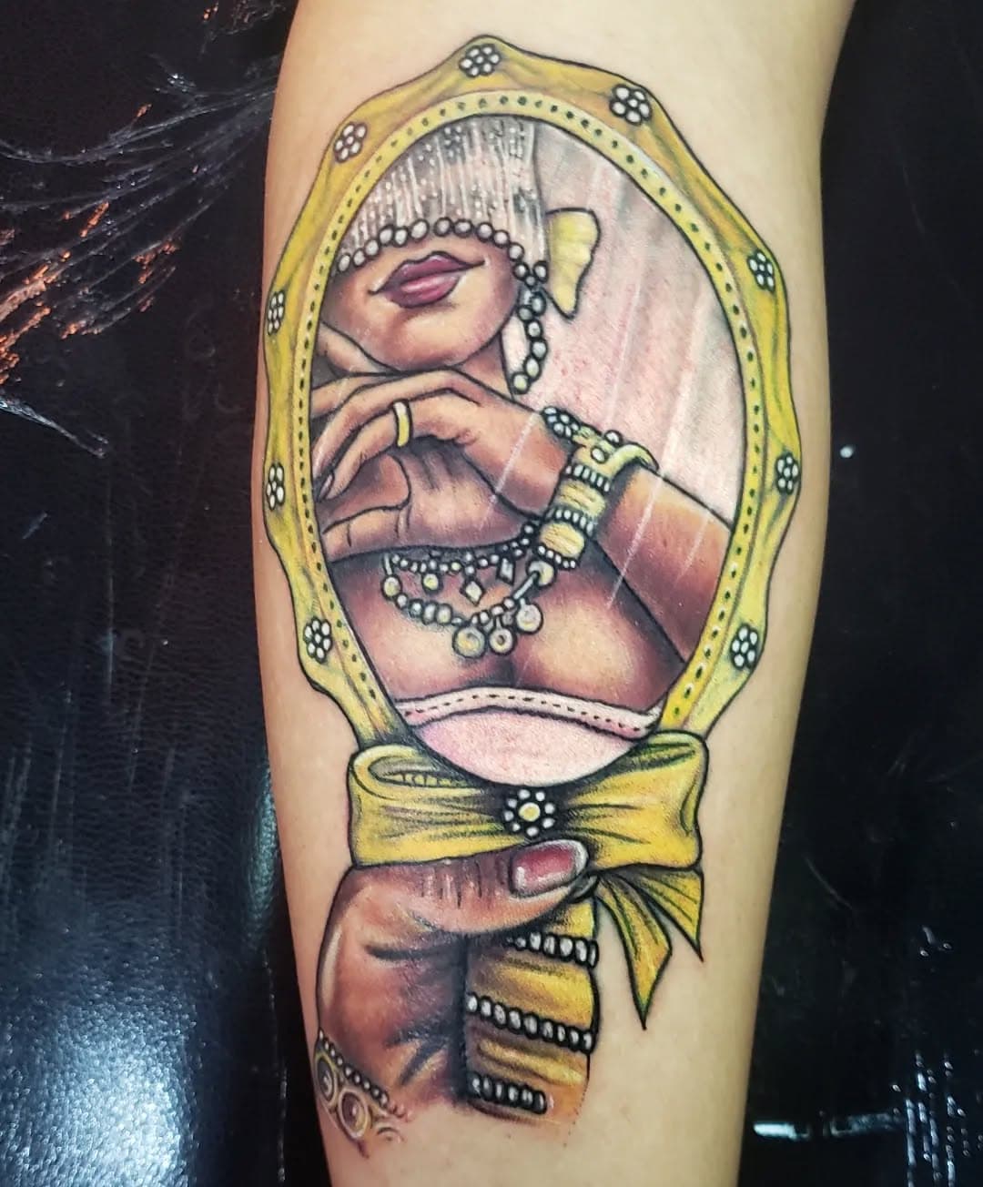 Iya Osun nilê
OrE yèyé O!

Mais um trabalho que curti demais fazer, poder resgatar o prazer de ter uma tatuagem bem feita em uma pessoa é bom demais e se ela representa algo é melhor ainda @vinhaareis muito obrigado pela confiança 

Osun a deusa do amor e do ouro
Aquela que encanta com seu bailar de passos curtos ao som dos batuques no ritmo do  ijexá 
A que comanda os rios e cachoeiras
A que encanta com sua beleza 
Aquela que vence a guerra com astúcia 

Osun nos ensina que nosso maior tesouro está em nós, que precisamos nos amar para amar os outros, por isso  ela lava suas jóias antes de cuidar dos filhos.

#snoopytattoo #electricink #pftattoomachines #electrinkbrasil #easyglowpigmentos #colortattoo # #transversetattoomachine  #candomblé #umbanda #oxum