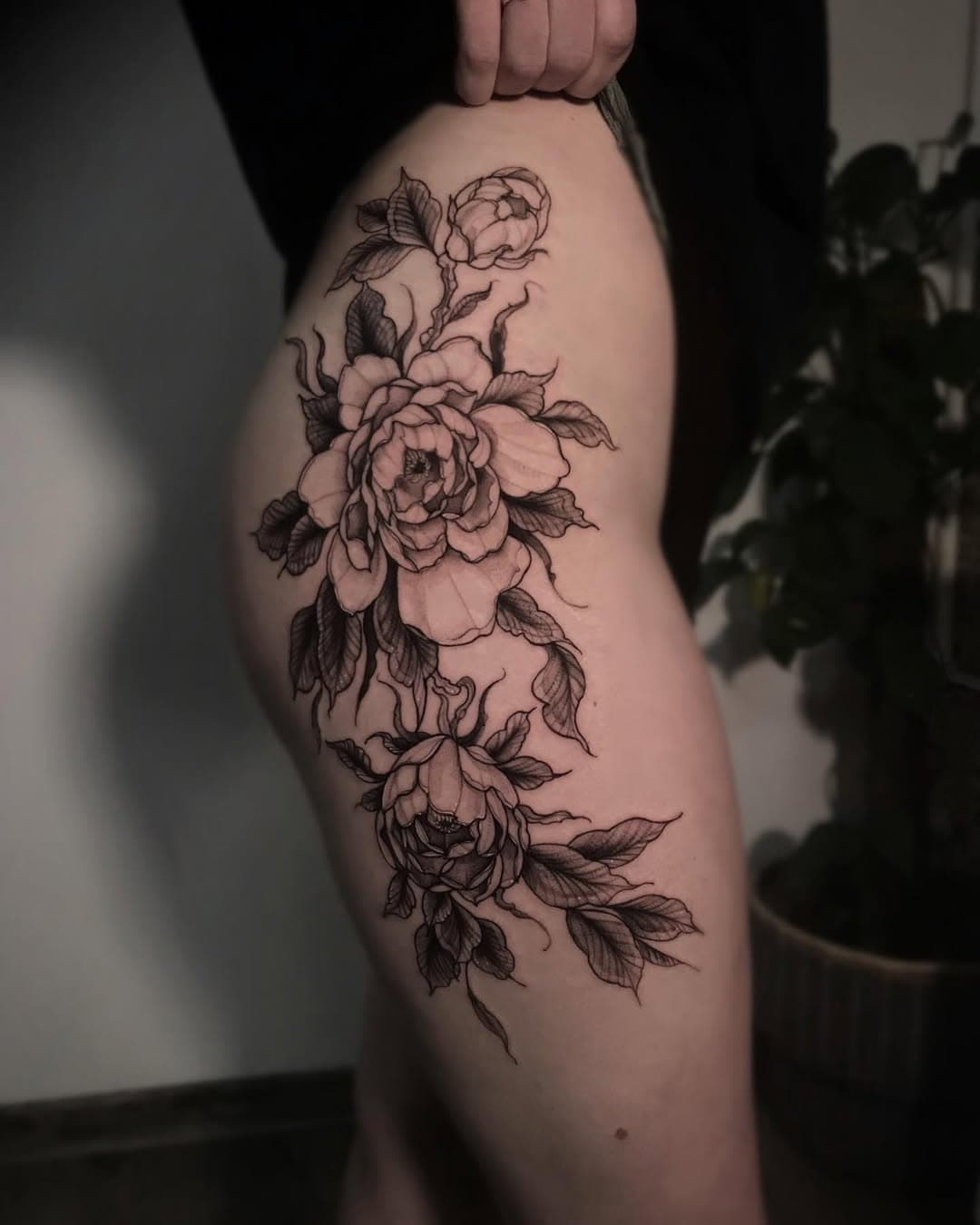 Peonies🌸🌺piwonie na udzie jako ponadczasowa klasyka 🖤🫶🏻 dziękuje @daria_majka Katowice zapisy lipiec i sierpień  #peony #peonytattoo #kobiecytatuaż #katowicetattoo #warszawatatuaż #warszawatattoo #girlwithtattoos #girlwithtattoo #inkedgirls #inkedgirl Katowice tatuaż delikatny graficzny dotwork