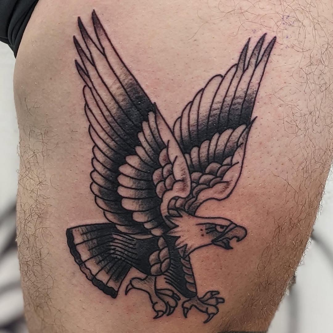 On this Memorial Day, let’s pay tribute to the heroes who fought for our freedom. 🇺🇸 This is an American traditional eagle tattoo that I did for a customer. It’s a classic style that never goes out of fashion. 🦅 If you’re looking for a new tattoo, I have some openings for new clients at Flaming Chariot Tattoo. You can find my portfolio and schedule an appointment on my website. 🔥