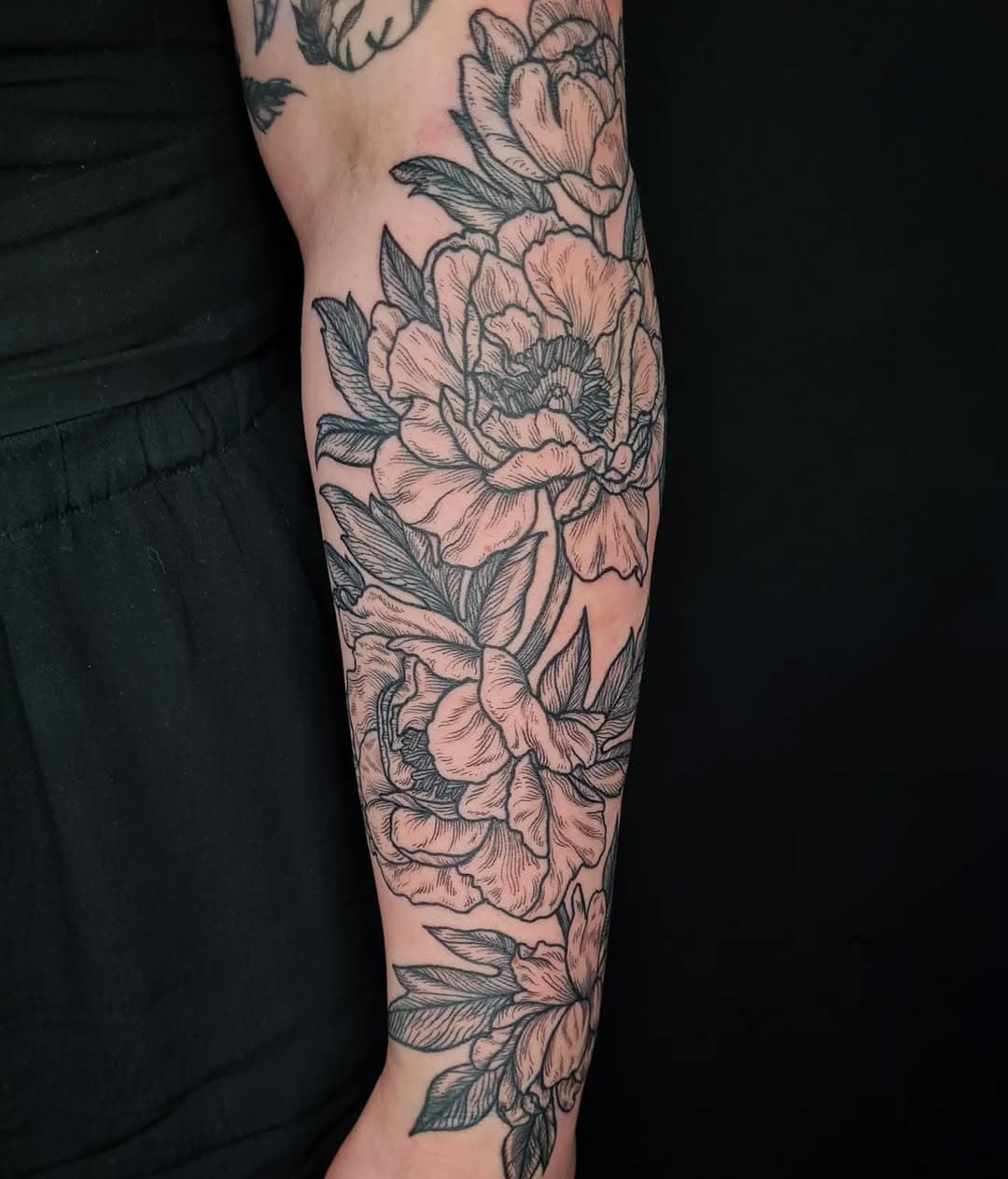 Absolutely loved loved loved doing this linework peony tattoo for Becky. Its a style I used to drawn in a lot but kind of got side tracked from. Super keen to do more in this style! Swipe to see different angles and a lil shakey video. 🌸🌿
Booking June and July email laurabeatricetattoos@gmail.com for appointments!
.
.
.
#floraltattoo #botanicaltattoo #flowertattoo #peony #peonytattoo #linework #lineworktattoo #blackwork #blackworktattoo #darkart #blackworker #tattooing #blacktattooart #finelinetattoo #tattoo #tattoos #tattooed #tattoodesign #tattooart #tattooist #uktattoo #manchestertattoo