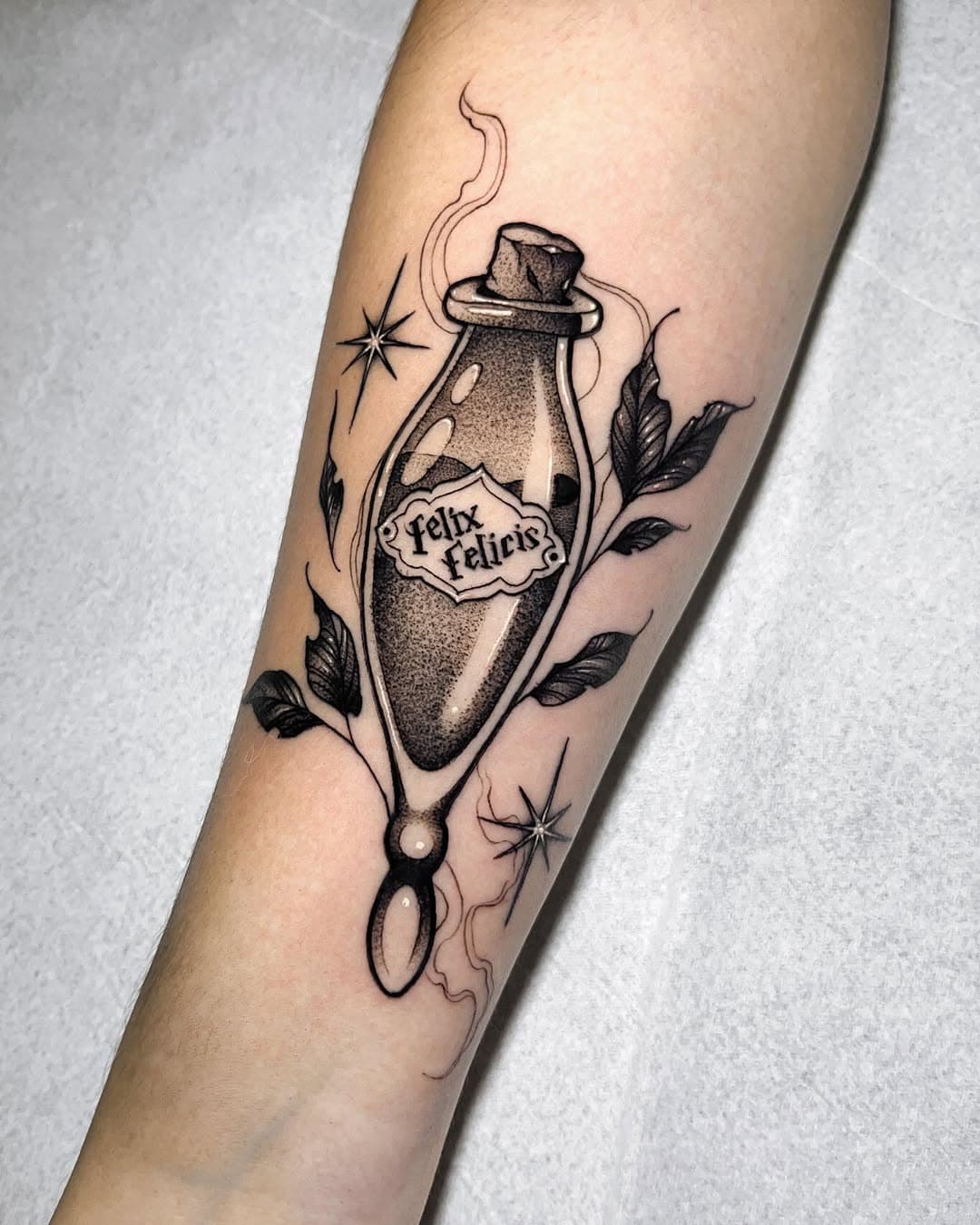 Poção felix felicis de agorinha na @c.a.mila ✨
orçamentos e agendamentos link na bio.

#felixfelicis #harrypottertattoo #neotraditional #harrypotter #flashtattoo