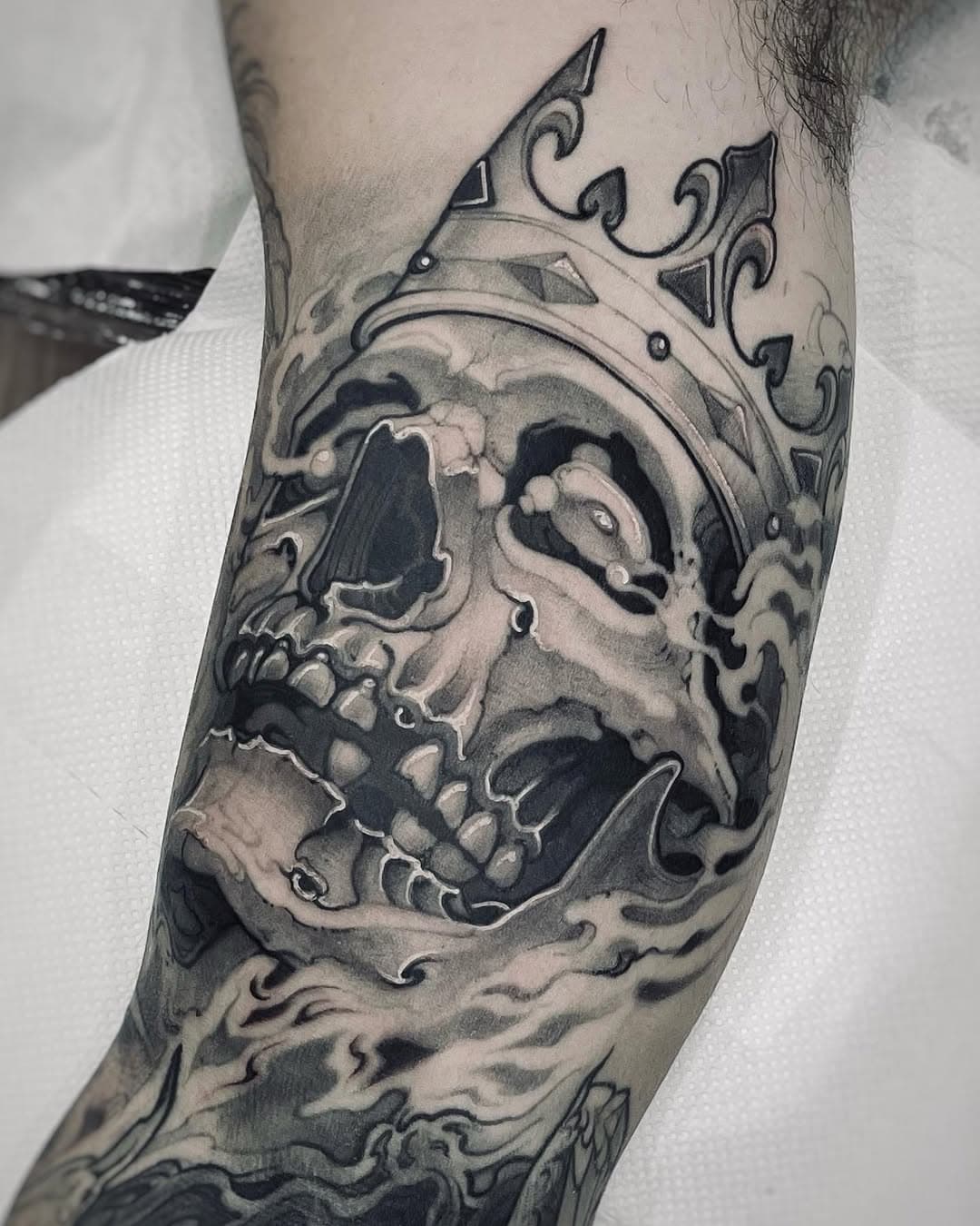 Feita no @blumetattooparlour - com muito respeito
e dedicação. Sempre com os melhores materiais : ⚡️ @electricink ⚡️

Caveira Rei para o Felipe, totalmente cicatrizada.
Obrigado pela confiança e pela liberdade de criação.

PARA ORÇAMENTOS: Favor acessar o Link do WhatsApp disponível na bio.

Obrigado à todos que acompanham e apoiam meu trabalho!