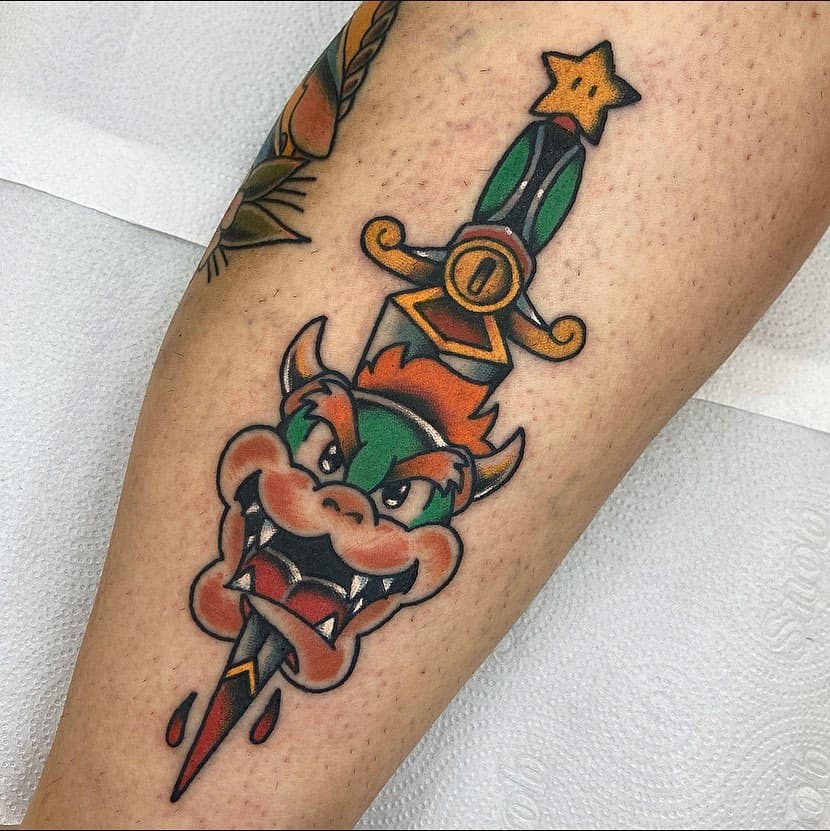 Adaguinnha matadora de Bowser para a maravilhosa da @thaliaemanuella ❤️✨ gratidão pela confiança sempre! 

Bora de oldzao geek você também? Chama no link da bio e bora lançar a braba! 

#mario #mariobros #bowser #nintendo #tattoo #tattoos #tattoogeek #tattooideas #tattoogamer #oldschool #oldlines #traditional #original #bygustavoloretto #sampa #diadema #sp