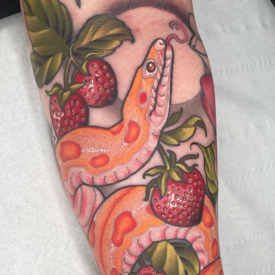 Strawberry snake for Leanne as part of her ongoing sleeve project :)
I absolutely love tattooing fruit; hit me up with your fruity ideas 🍒🍋🥭