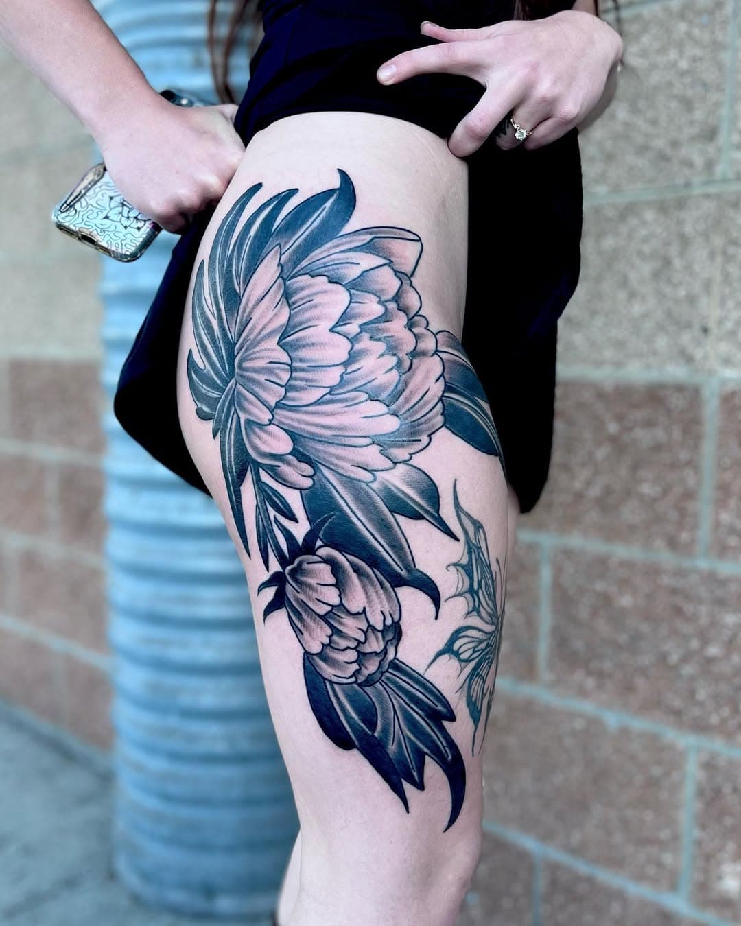 thigh floral. done at @monolith_tattoo_studio #bend #bendor #madeinbend #bendlife #bendoregonlife #bendover #traditional #traditionaltattoo #americantraditional #americanatattoos #boldwillhold #bright_and_bold #besttradtattoos #tradworkers #solidtattoo #tattoo #tattooing #tattoos #tattooed #traditionaltattooing #blackandgray #blackandgreytattoo