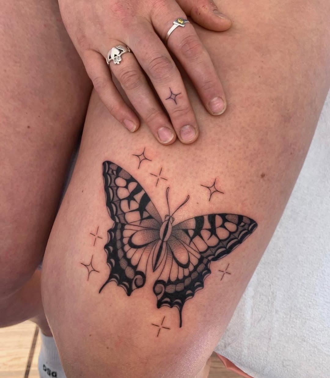 An unbeatable combo ✨🦋✨ swallowtail butterflies will always be my fav, thanks so much Kylie! 
Made @groovy.tattoo