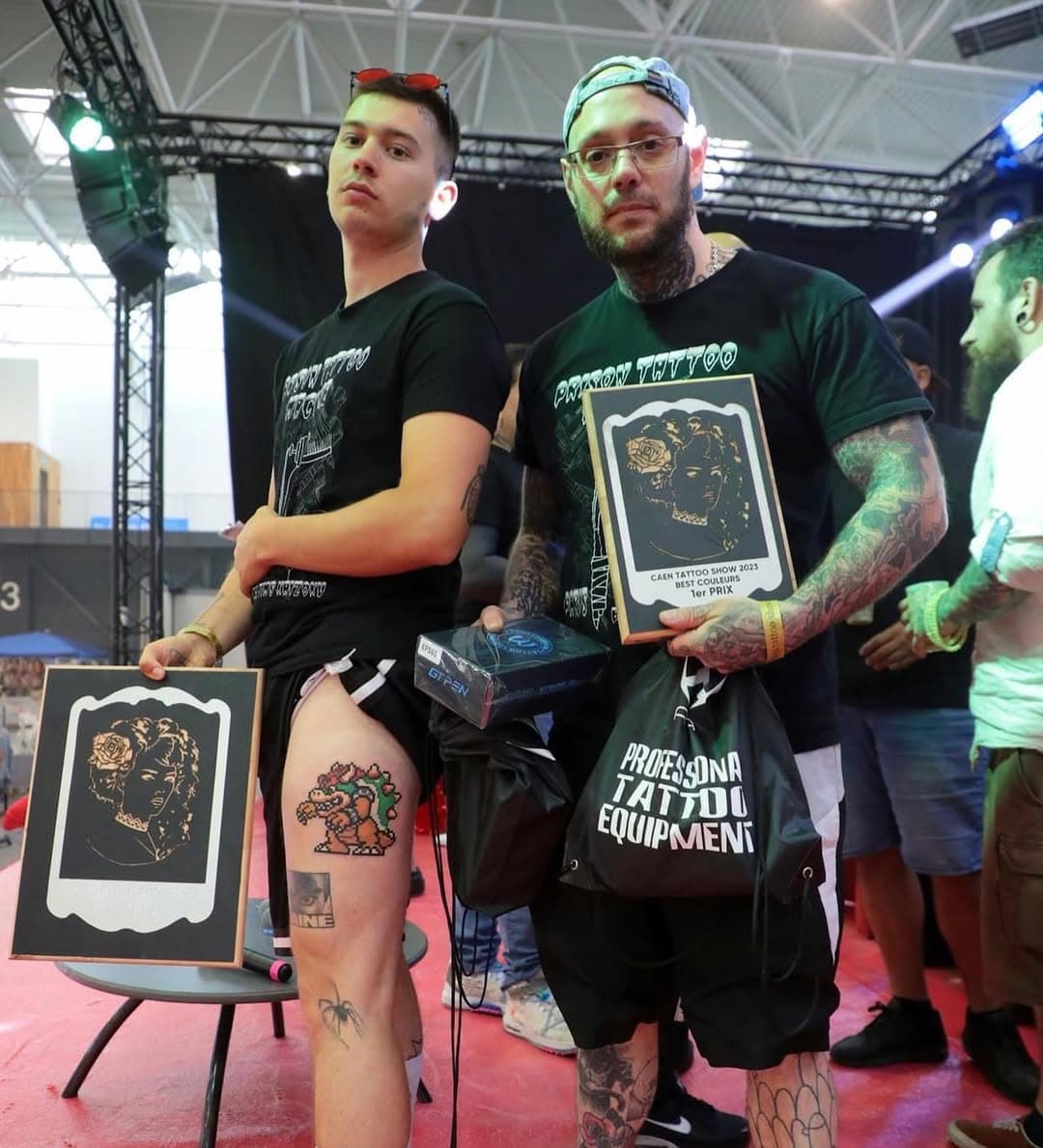 Salut les pirates 🏴‍☠️ je reviens du @caen_tattooshow avec la 1 er place best couleurs 🥰 et avec le best of day 🥰 avec un tattoo pixel de BOWSER ☺️très heureux j’ai bien représenté le @sacre.coeur.tattoo et mon sponsor @inkclaw_official et j’espère que mes collègues sont fiers de moi 🥰 @tony.hache @topunto.tattoo @romin.tattoo et @anri_tattooer 🏴‍☠️ j’ai fait de super rencontre et l’ambiance a été super 👍 et aussi bravo a @gregirontattoo pour les prix qu’il a recu 🏴‍☠️ merci aussi a @barbernorthstar et @barber_dts ♥️ @caenguidetattoo #bimskaizoku #bimstattoo #caen #tattoocaen #caentattoo #normandie #normandietattoo #inkclaw #inkclawtattoo #pixeltattoo #pixelart #pixelartist #fineline #finelinetattoo #tattooconvention #barberdts #tatt #tattoo #tattooed #tattoostyle #tattooer #tattooartist #tattooink #tattoolovers #tattoed #tattoist