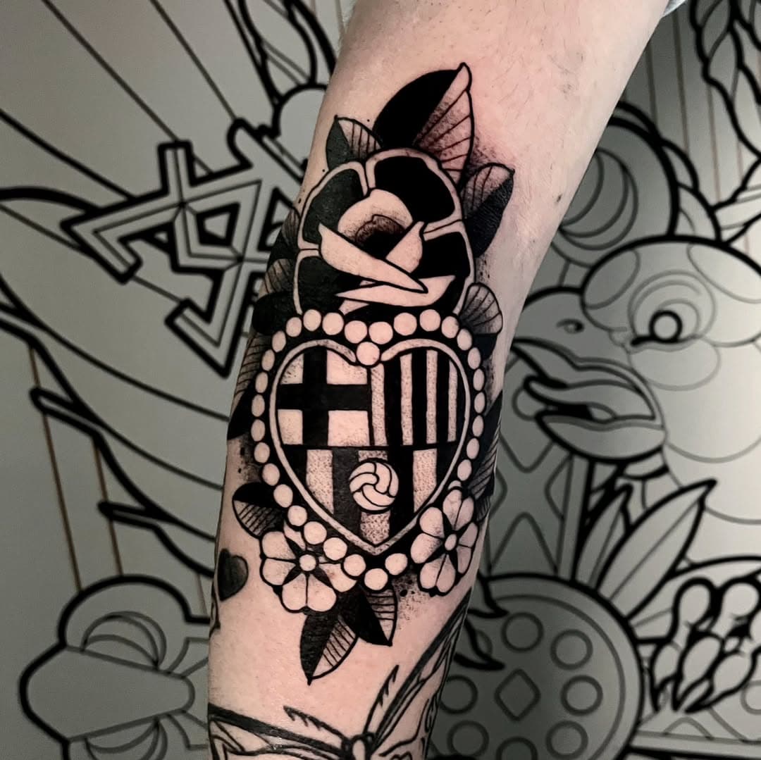 Me lo pasé genial haciendo este tattoo del @fcbarcelona 🖤
Desliza si te apetece ver el vídeo✨
No dudes en contarme tu idea y consultar presupuestos!
.
Puedes encontrarme en @elgordotattooshop 🖤
.
#neotraditionaltattoos #neotraditionalartwork #neotradtattoos #neotradspain #neotradicionaltattoo #neotradeurope
#neotradspain #neotraditionaltattooers #neotradstyle #neotraditionaleurope #neotraditionalflash #oviedo #asturias #tattoo2me #tattoo #instagood
.

@neotraditionalspain @neotraditionaleurope @neotraditionaltattooers @neotraditionalworldwide @neotraditionaltattoo_official @neo_traditional_tattoo @neotraditionaltattooers @neotradtattooglobal