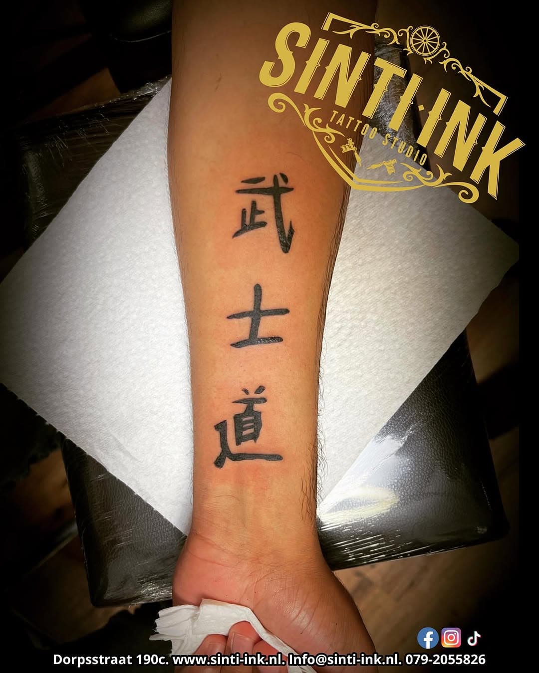 #sintiink #tattoostudio #tattooshop #tattoo #tattooworld #tattoolettering #lettertattoo #letter #tattoolovers #tattooandpiercingstudio #viral #viralpage #viralphoto #fyp #fy #dedorpsstraatzoetermeer #zoetermeer079