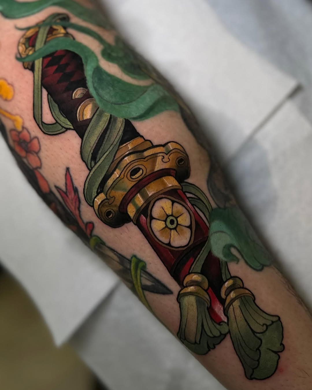 Fun one from this week 🗡️🧨
Thank you Gab! 

#katana #katanatattoo #neotraditionalkatana #irezumi #neotrad #neotraditional #neotraditionaltattoo #neotraditionaltattoos #montreal #canada