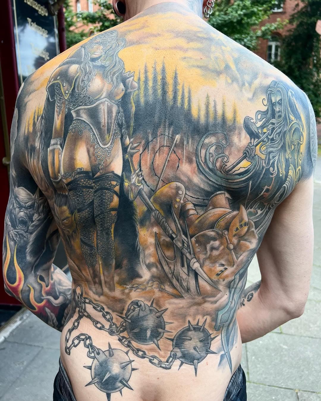 Abgeheiltes Rückentattoo von Zsolt. Für mehr Details schaut euch bitte die weiteren Fotos an .
In diesem Projekt steckt viel Zeit und liebe zum Detail drinnen. 

Healed Backpiece by Zsolt 

No Filter needed 

Für Beratung oder Terminanfragen schickt uns eine Mail an die:

Info@artistocrat.de

—————————————————

#hamburg #hamburgtattoo #tattoohamburg #hamburgtattooers #germantattooers #artistocrat #artistocrattattoo #hamburgtattoostudio #zsoltmachat #backpiece #backpiecetattoo #colourtattoo #fantasy #fantasytattoo #wizard #warriortattoo #macetattoo #battlefield #tattoo #tattooinspiration #tattooinspo #tattooart #tattoolife #neotraditional #tattoodesign #tattooidea #ink #tattooink #art #amazingink